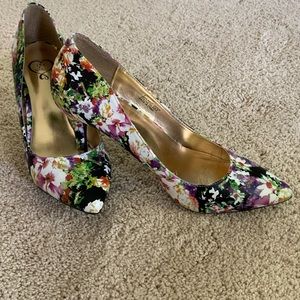 Screaming flowers, beautiful feet🌼🌺🌸